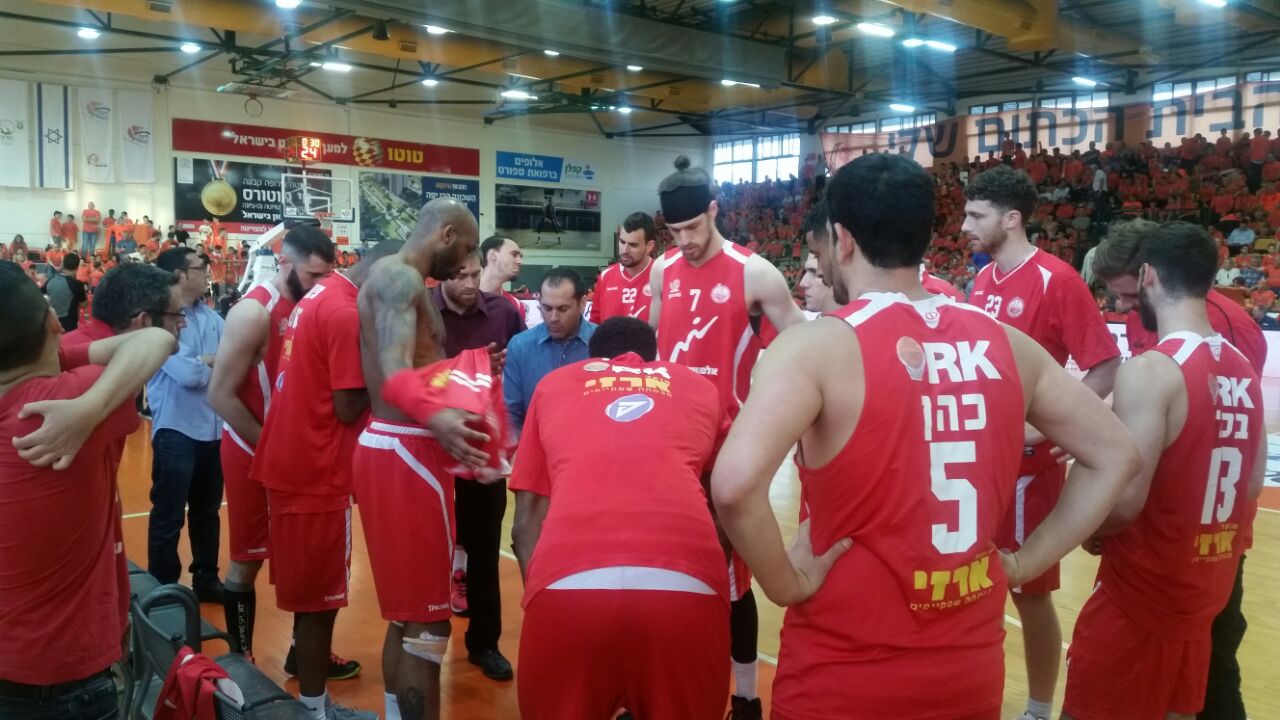 יניב בורגר מתדרך את השחקנים רגע לפני הפתיחה. אווירה אופטימית 